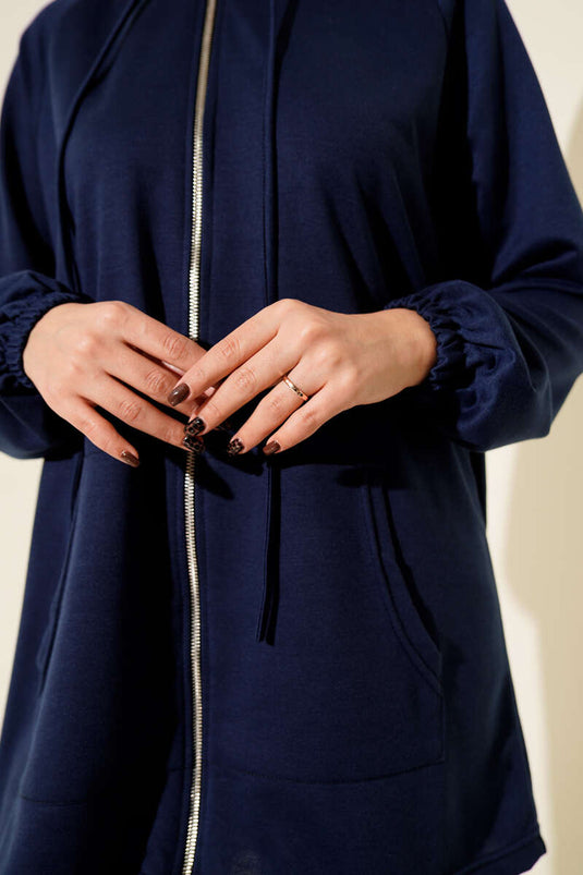 طقم مزدوج بسحّاب وجيوب كانغورو باللون الأزرق الداكن