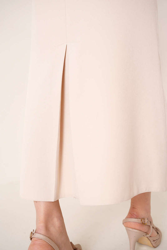 تنورة قلم رصاص بفتحة مغلقة باللون البيج