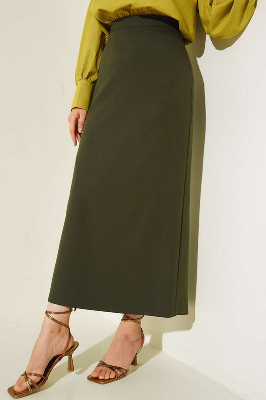 تنورة قلمية بحزام مغلق باللون الزيتوني