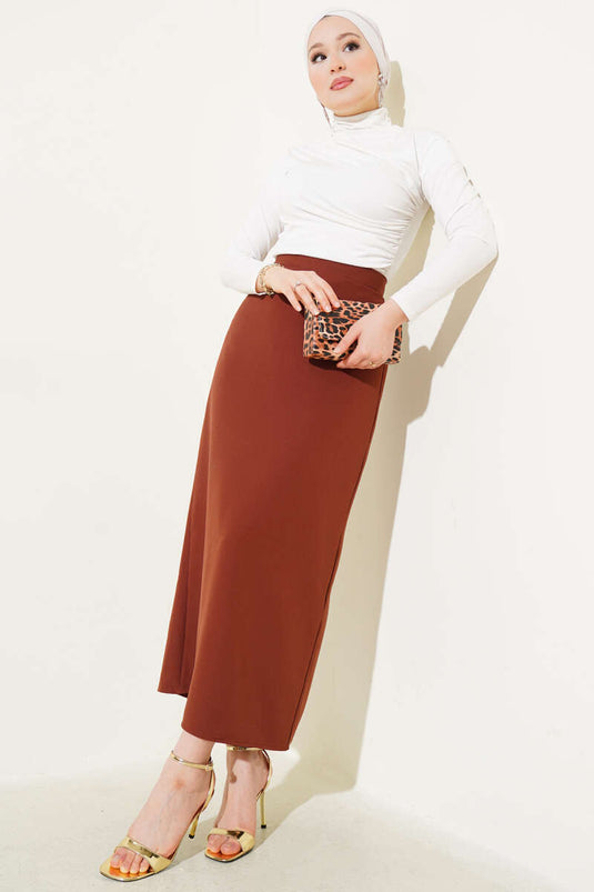 تنورة قلم رصاص بفتحة مغلقة باللون البني