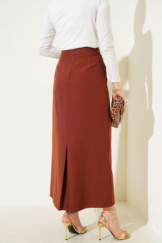 تنورة قلم رصاص بفتحة مغلقة باللون البني