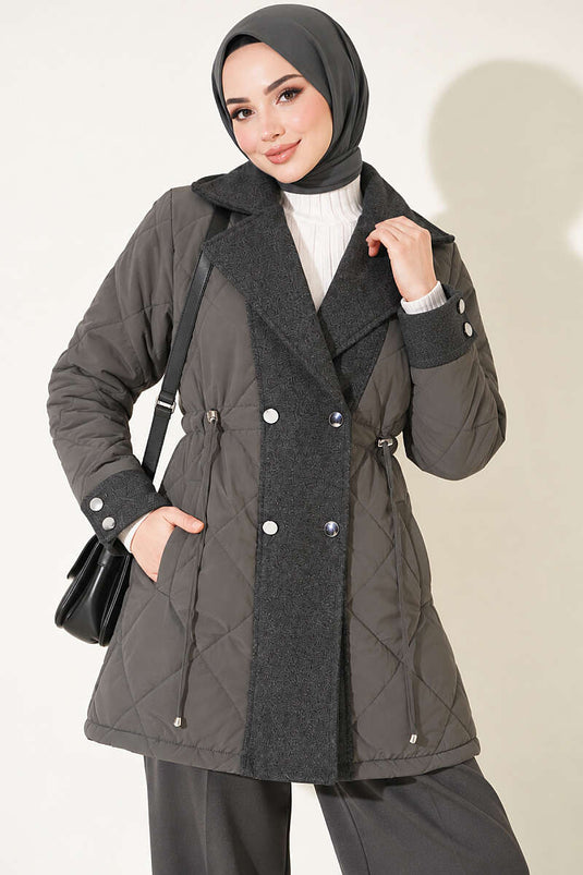 Manteau Gris À Col Croisé Avec Détails Matelassés