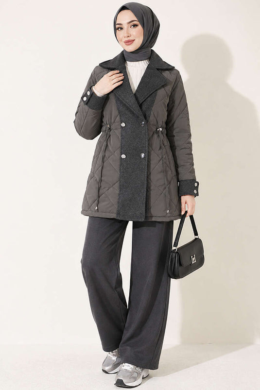 Manteau Gris À Col Croisé Avec Détails Matelassés
