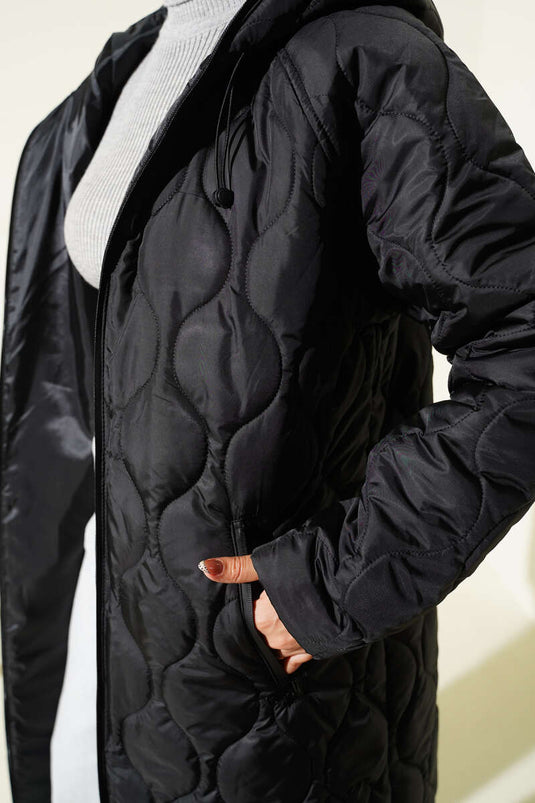 معطف مبطن بسحاب وغطاء رأس باللون الأسود