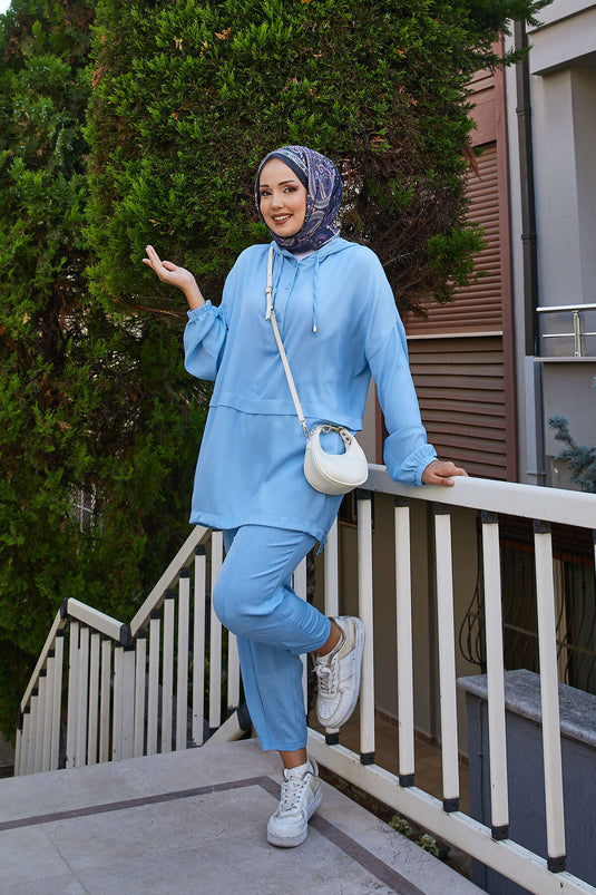 بدلة من قطعتين بغطاء رأس وأزرار باللون الأزرق الفاتح