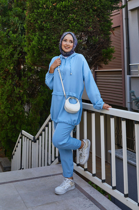 بدلة من قطعتين بغطاء رأس وأزرار باللون الأزرق الفاتح