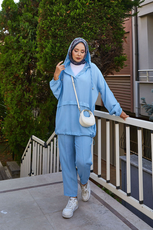 بدلة من قطعتين بغطاء رأس وأزرار باللون الأزرق الفاتح