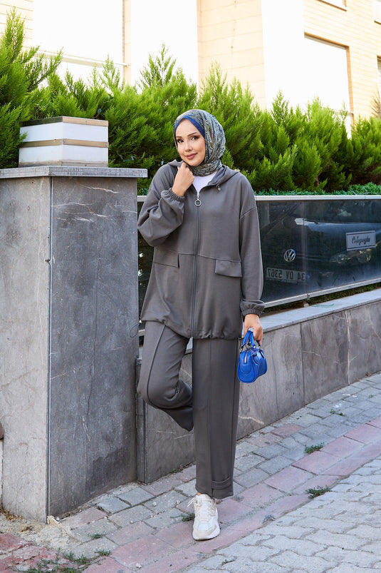 Completo Due Pezzi Con Cappuccio E Zip In Grigio Fumo