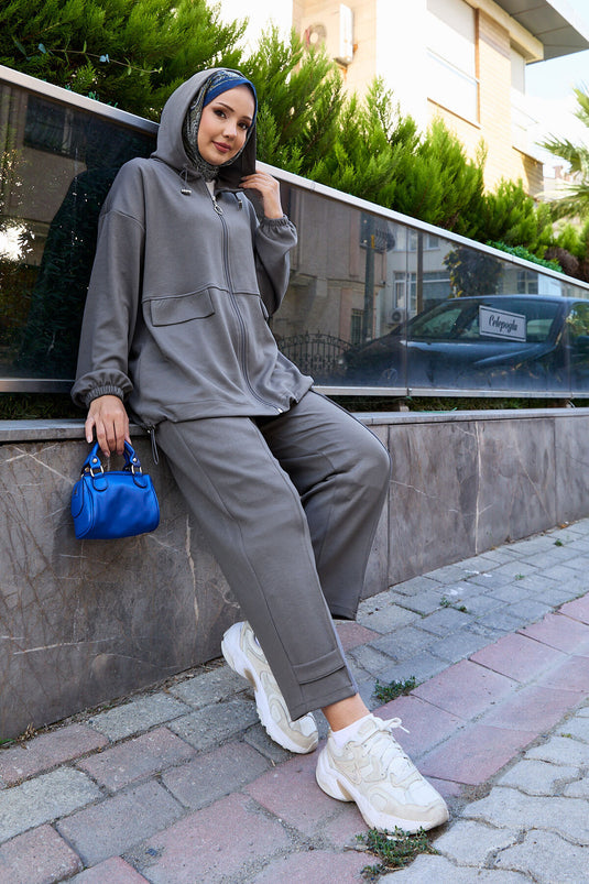 Completo Due Pezzi Con Cappuccio E Zip In Grigio Fumo