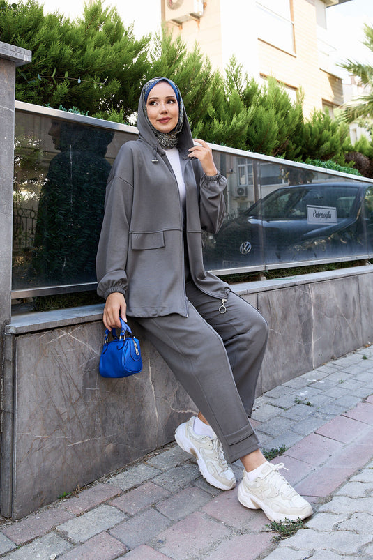 بدلة أويسو الدخانية المكونة من قطعتين والمزينة بغطاء رأس وسحّاب