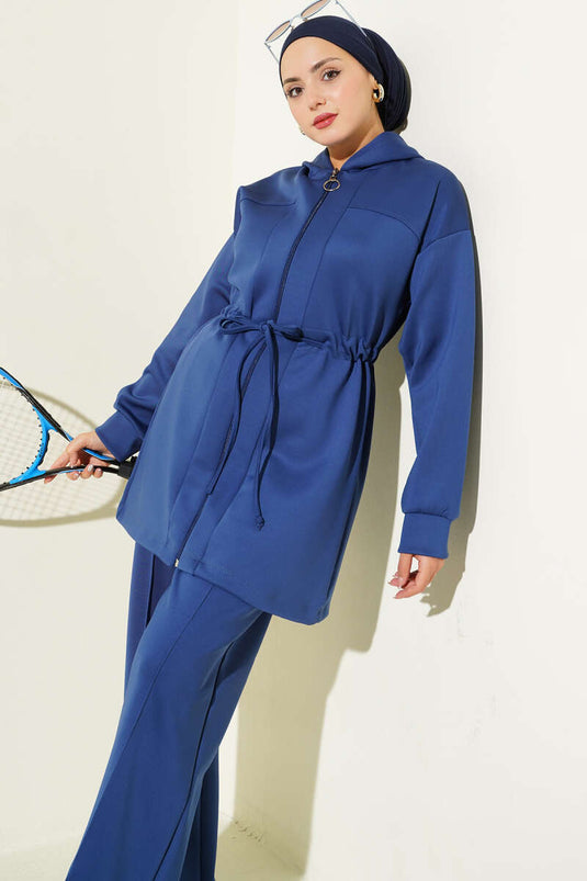 بدلة مكونة من قطعتين بغطاء للرأس ورباط عند الخصر، باللون الأزرق الداكن