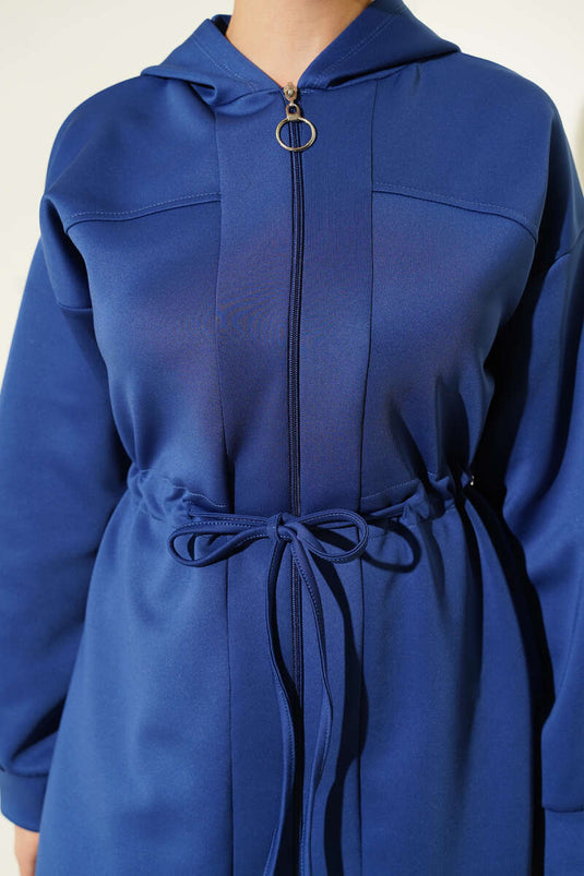 بدلة مكونة من قطعتين بغطاء للرأس ورباط عند الخصر، باللون الأزرق الداكن