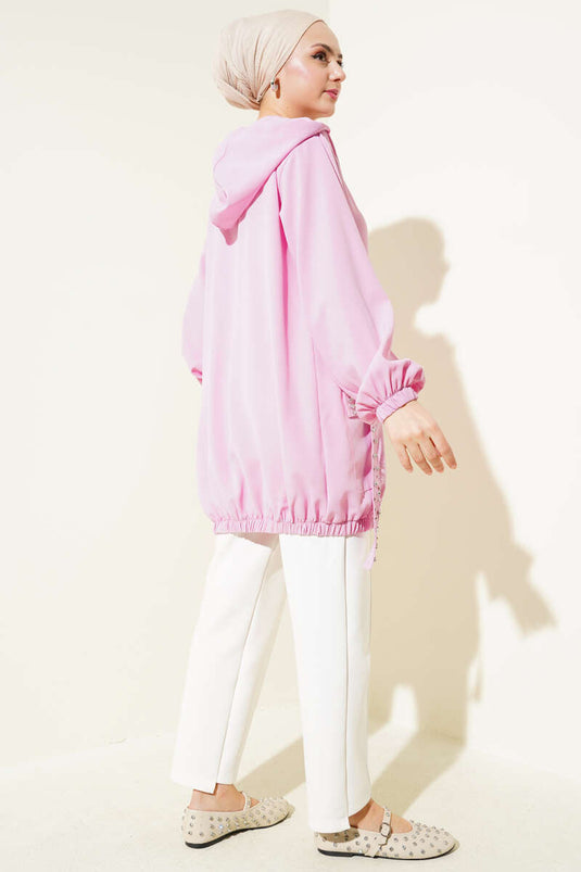 قبعة وردية اللون مزودة بغطاء للرأس وجيب