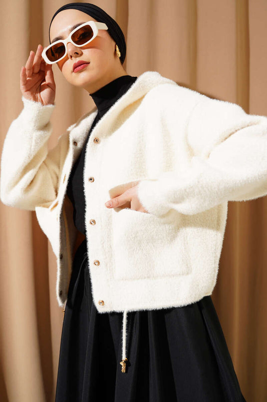 Gilet court en maille à capuche et boutons-pression, couleur vanille