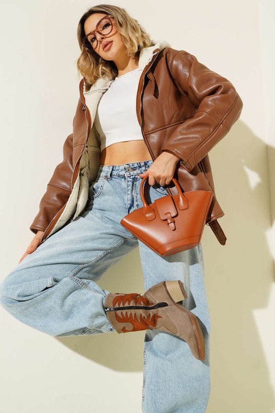 جاكيت جلدي بني اللون بغطاء للرأس