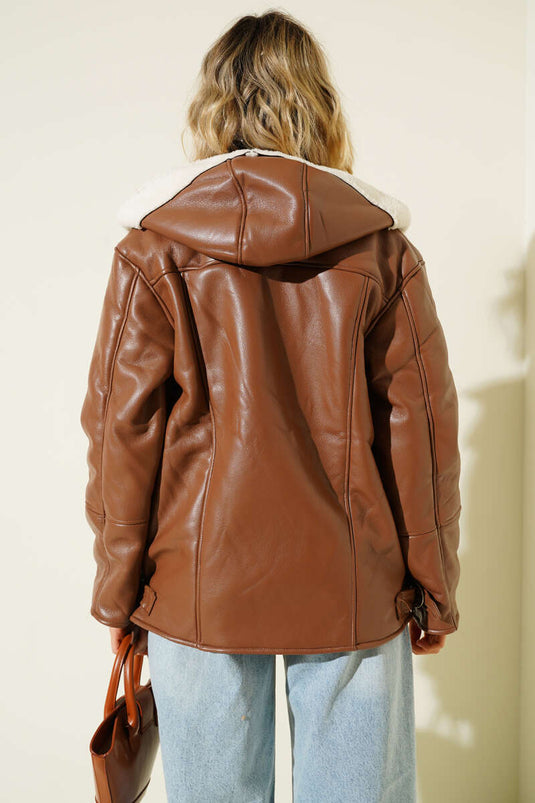 جاكيت جلدي بني اللون بغطاء للرأس