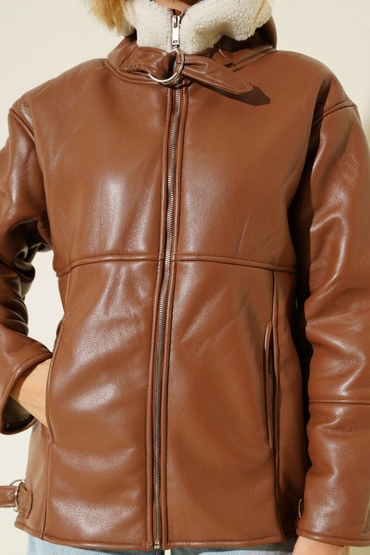 جاكيت جلدي بني اللون بغطاء للرأس