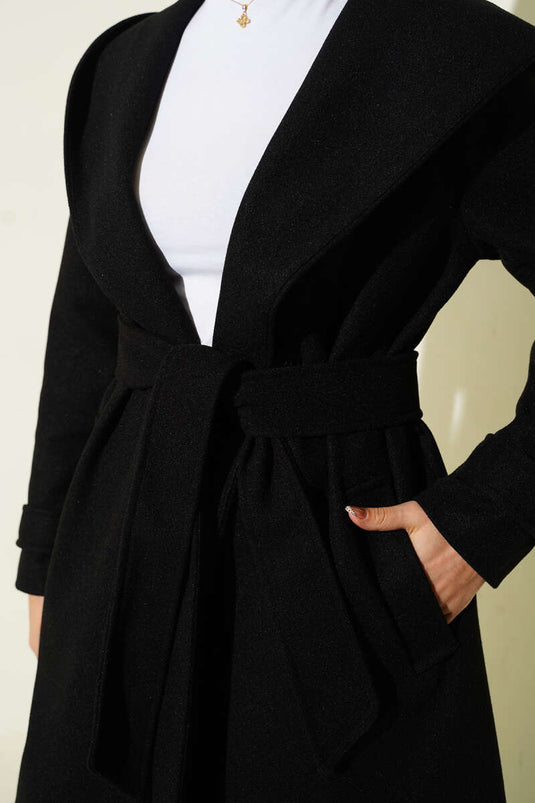 معطف كشمير أسود بغطاء رأس وأزرار