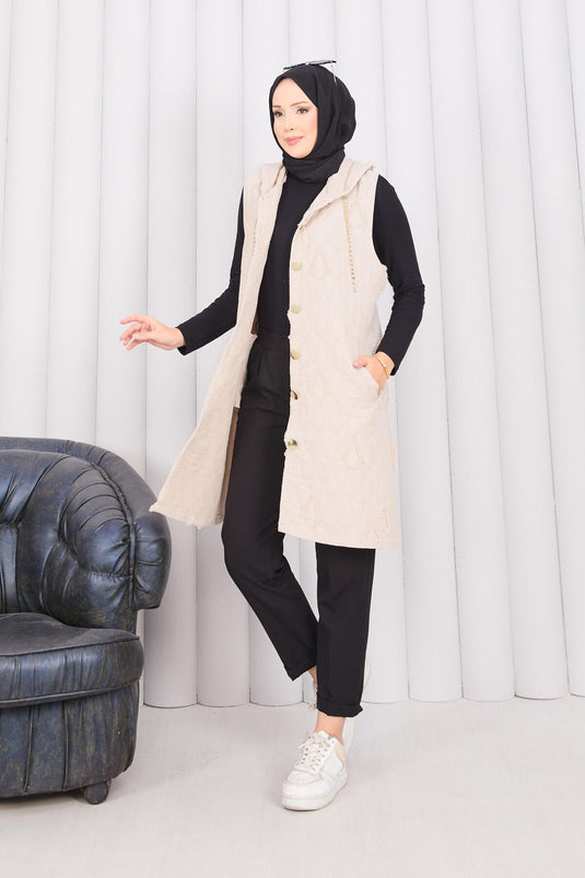 سترة حجاب مبطنة بغطاء رأس وأزرار باللون البيج