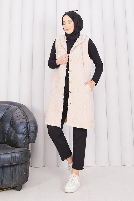 سترة حجاب مبطنة بغطاء رأس وأزرار باللون البيج