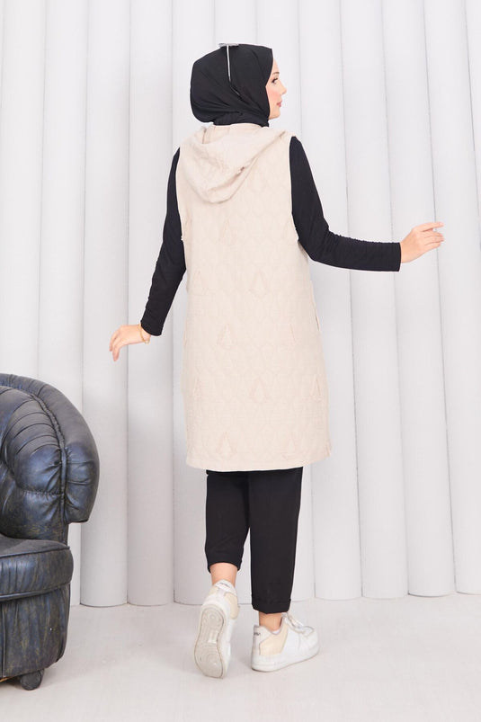 سترة حجاب مبطنة بغطاء رأس وأزرار باللون البيج