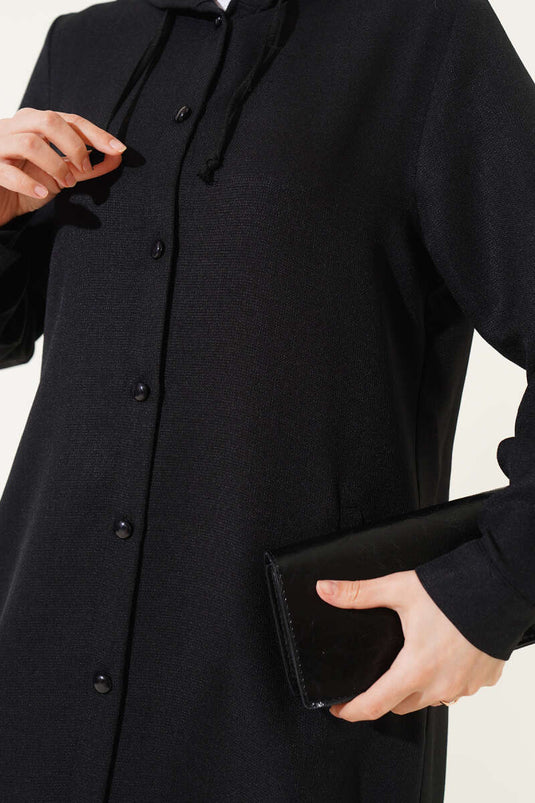 Langer Mantel mit Kapuze und Knöpfen in Schwarz