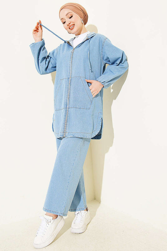 Ensemble en jean bleu clair avec capuche, fermeture éclair et poches