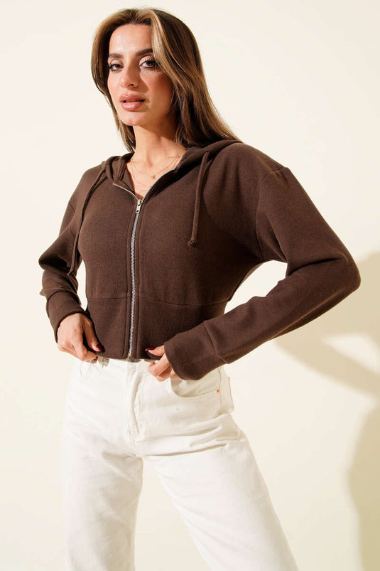 سترة قصيرة محبوكة بغطاء رأس بلون بني