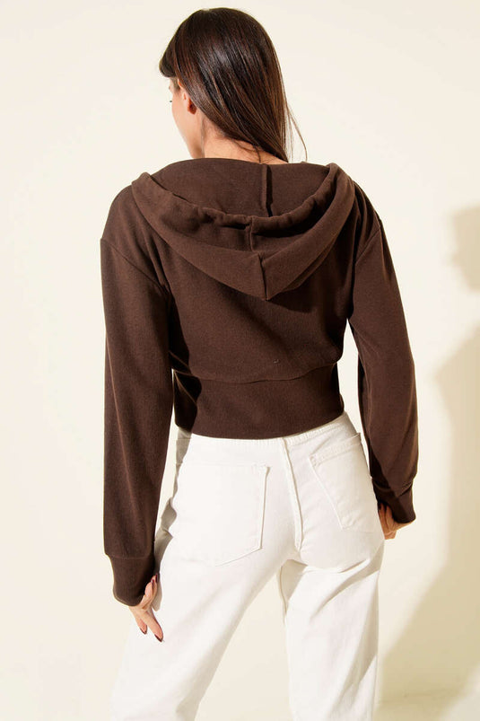 سترة قصيرة محبوكة بغطاء رأس بلون بني