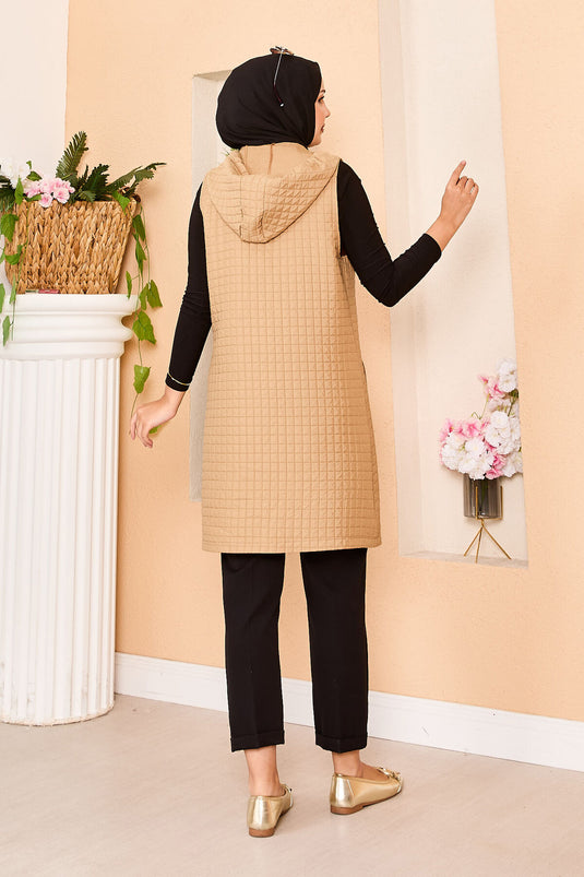 Gilet matelassé à capuche et boutons dorés Camel