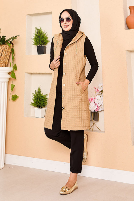 Gilet matelassé à capuche et boutons dorés Camel