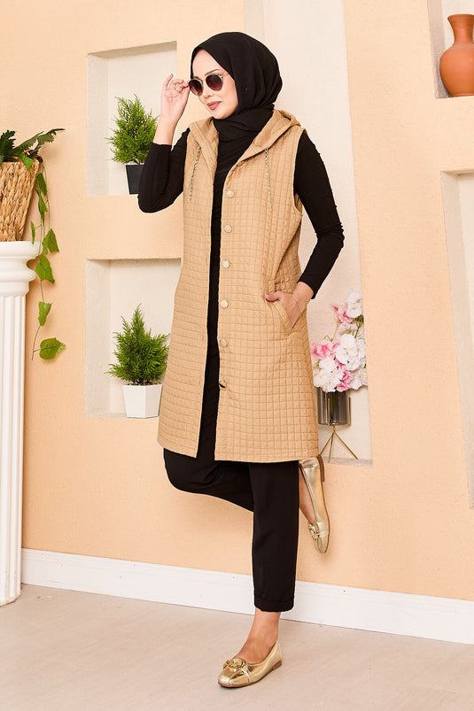 Gilet matelassé à capuche et boutons dorés Camel