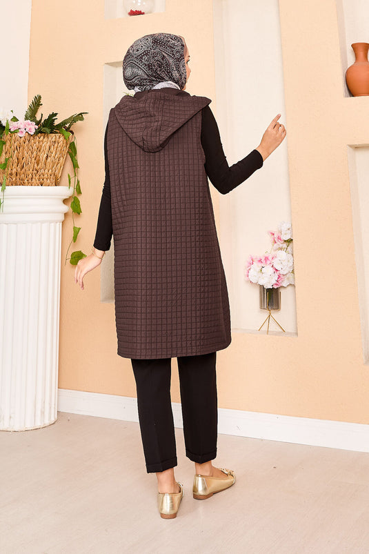 Gilet matelassé à capuche et boutons dorés marron