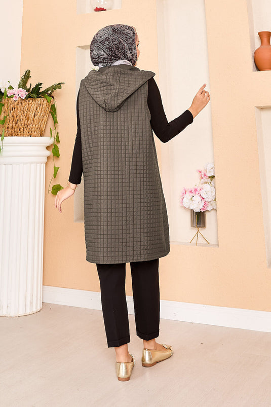 Gilet matelassé à capuche et boutons dorés, vison foncé