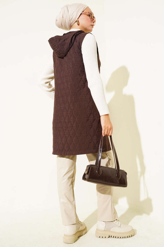 سترة قصيرة مبطنة بغطاء رأس باللون البني