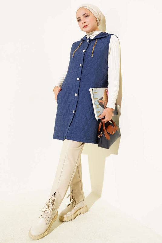 سترة قصيرة مبطنة بقلنسوة باللون الكحلي