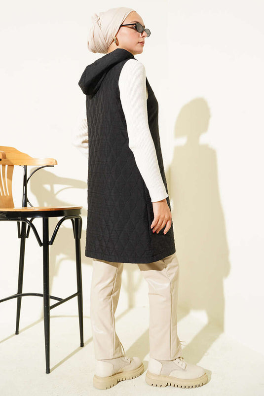 سترة قصيرة مبطنة بغطاء رأس، سوداء