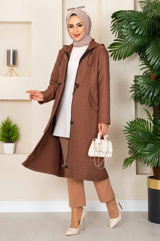 Trench-coat matelassé à capuche marron avec hijab