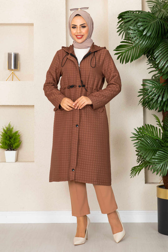 Trench-coat matelassé à capuche marron avec hijab