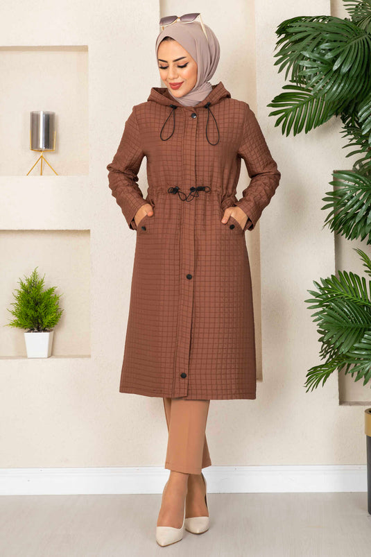 Trench-coat matelassé à capuche marron avec hijab