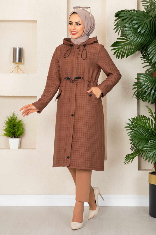 Trench-coat matelassé à capuche marron avec hijab