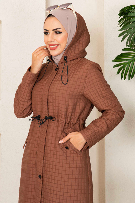 Trench-coat matelassé à capuche marron avec hijab
