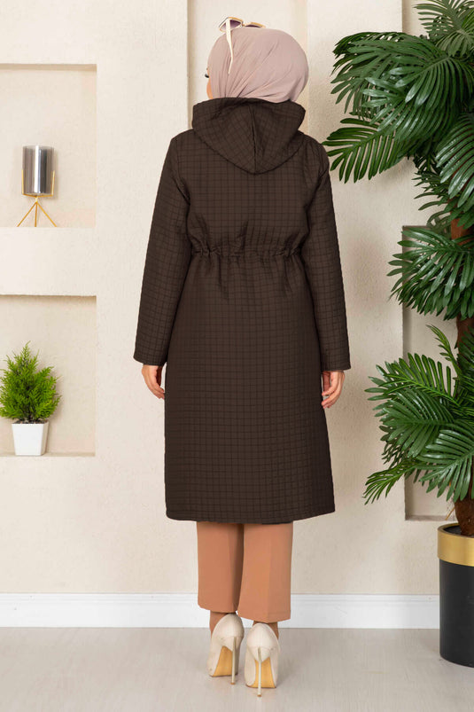 Trench-coat matelassé à capuche marron avec hijab