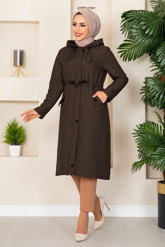 Trench-coat matelassé à capuche marron avec hijab