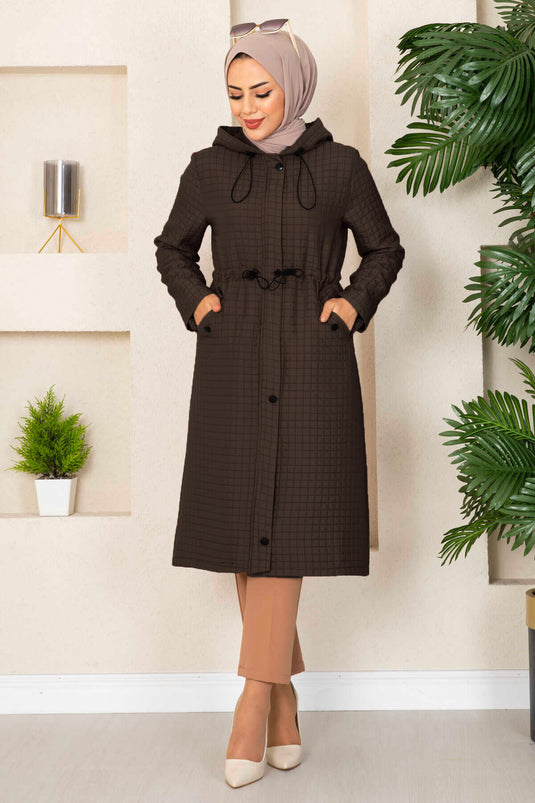 Trench-coat matelassé à capuche marron avec hijab