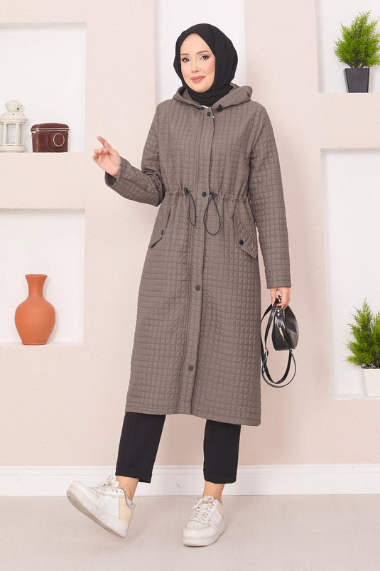 Trench-coat matelassé à capuche avec hijab, couleur vison foncé