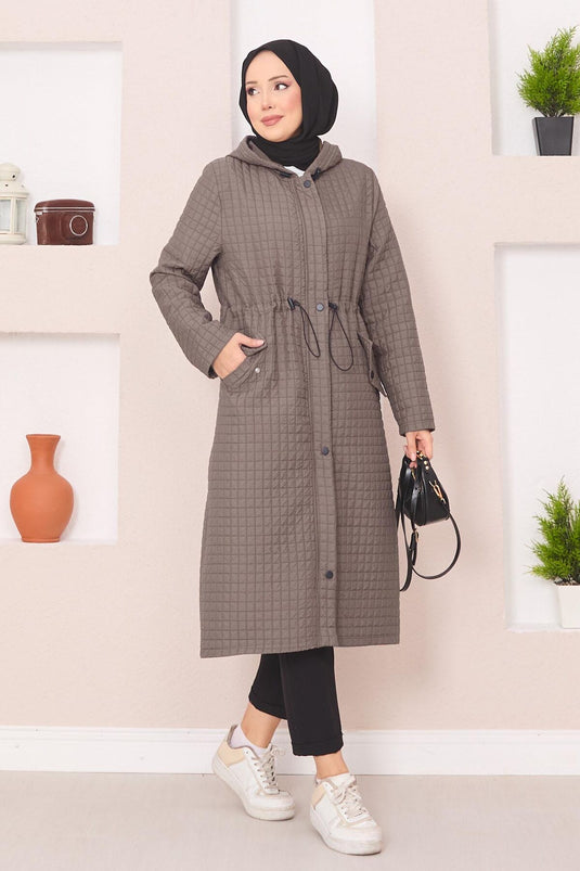 Trench-coat matelassé à capuche avec hijab, couleur vison foncé