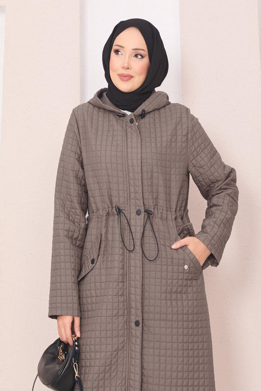 Trench-coat matelassé à capuche avec hijab, couleur vison foncé