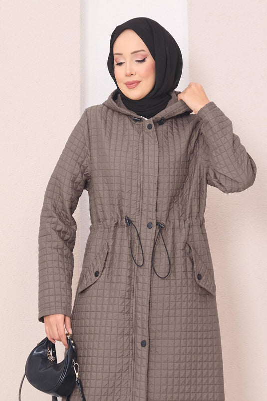 Trench-coat matelassé à capuche avec hijab, couleur vison foncé