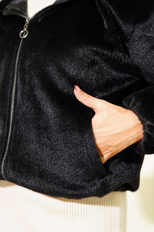 Veste courte à capuche en cachemire noire